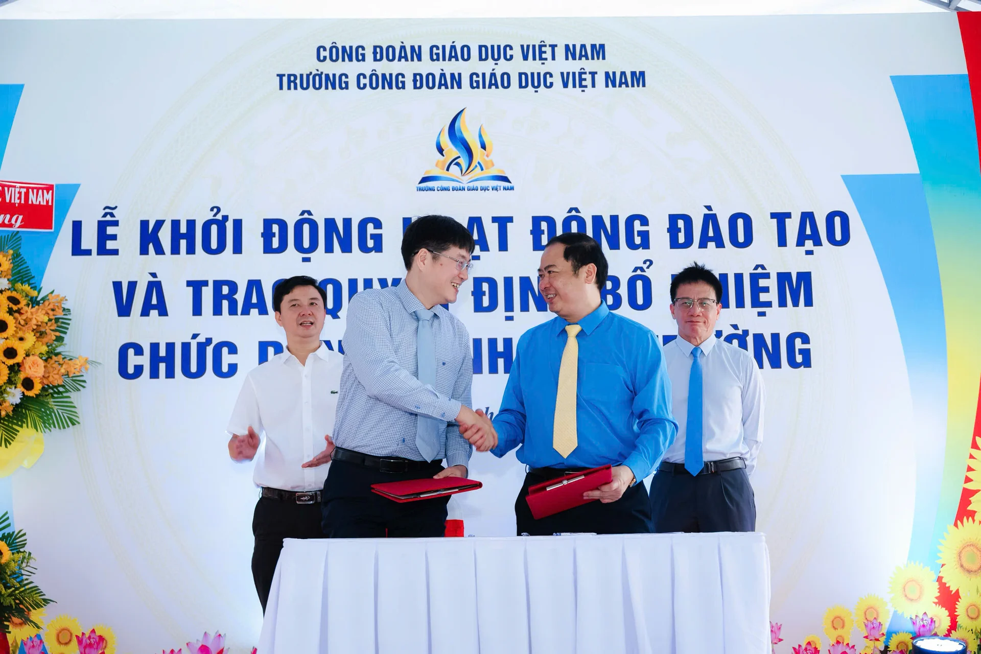Tập thể sư phạm Trường Công đoàn Giáo dục Việt Nam